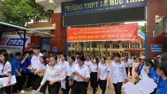 Kỳ thi tốt nghiệp THPT năm 2025: Thí sinh và phụ huynh “rớt nước mắt” vì đề Toán quá khó