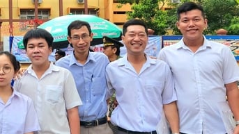 Thí sinh 40 tuổi thi tốt nghiệp THPT: 'Tôi muốn con nhìn vào để cố gắng'