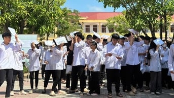Nữ thí sinh ngất xỉu giữa sân trường sau giờ thi ngữ văn