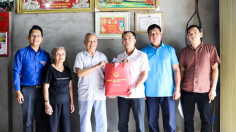 Lãnh đạo huyện Bát Xát thăm, tặng quà gia đình chính sách nhân ngày Thương binh - Liệt sĩ 27/7