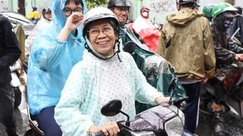 Không ngại mưa to, phụ huynh ở TP HCM vẫn bám trụ trước điểm thi chờ con