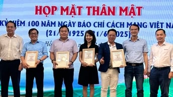 Sôi động Hội thi karaoke "Tiếng hát người làm báo"