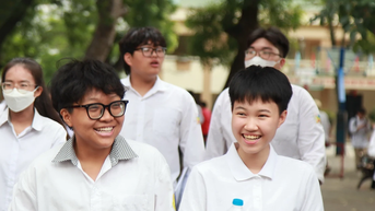 Thông tin chung về tình hình vi phạm quy chế thi của thí sinh như sau: Mức độ Năm 2025 Năm 2024 Khiển trách 0 1 Cảnh cáo 0 0 Đình chỉ 5 2 Tổng cộng 5 3 Bộ GD&ĐT cho biết, số lượng thí sinh và điểm thi trong buổi thi môn Toán – chiều 26/6 như sau: Chương trình GDPT Tổng số thí sinh ĐKDT Số thí sinh dự thi Tỷ lệ dự thi 2018 1.132.132 1.126.700 99,52 % 2006 13.317 11.408 85,67 % Tổng hợp 1.145.449 1.138.108 99,36 % Sáng mai (27/6), thí sinh dự thi theo Chương trình GDPT 2018 sẽ dự thi bài thi tự chọn, thí sinh dự thi theo Chương trình GDPT 2006 sẽ dự thi bài thi Khoa học tự nhiên, Khoa học xã hội. Thời gian bắt đầu tính giờ làm bài: 7h35.