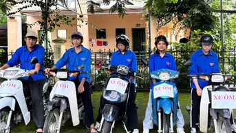 Xe ôm thanh niên Điện Biên, Sơn La đưa đón thí sinh thi tốt nghiệp THPT 2025