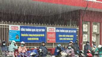 Xúc động hình ảnh phụ huynh TPHCM đội mưa chờ con thi tốt nghiệp