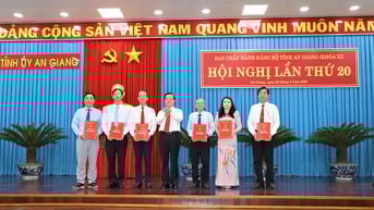 Ban Thường vụ Tỉnh ủy trao quyết định cán bộ và thành lập Báo và Phát thanh – Truyền hình An Giang