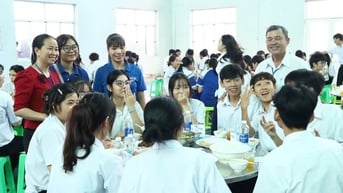 Hàng trăm suất cơm miễn phí làm ấm lòng thí sinh thi tốt nghiệp THPT 2025