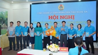 Kết thúc hoạt động, Công đoàn Ủy ban nhân dân tỉnh Nghệ An bàn giao 24 công đoàn cơ sở về Liên đoàn Lao động tỉnh