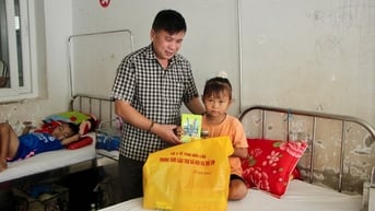 Tặng 50 suất quà cho bệnh nhi có hoàn cảnh đặc biệt khó khăn