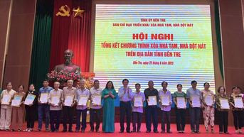 Ben Tre បញ្ចប់កម្មវិធីដើម្បីលុបបំបាត់ផ្ទះបណ្ដោះអាសន្ន និងទ្រុឌទ្រោម