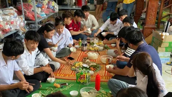 Cơm trưa, chỗ nghỉ miễn phí: Nghĩa tình mùa thi từ vợ chồng vùng núi