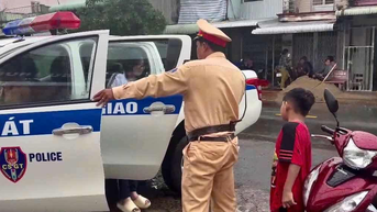 Thi tốt nghiệp THPT 2025: CSGT Cà Mau và những chuyến xe 'phút 89'