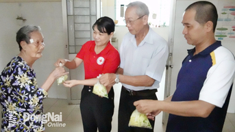 លោក ទុង តែង​ធ្វើ​ការងារ​សប្បុរសធម៌។