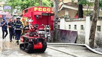 Hà Nội: Huy động robot thực tập chữa cháy kho xưởng nằm sâu trong khu dân cư