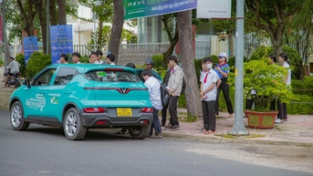 ស្រុក​ឡាក់​៖ ក្រុមហ៊ុន​តាក់ស៊ី​មួយ​បាន​ធ្វើ​ដំណើរ​មិន​គិតថ្លៃ​ជិត​១២០​នាក់​ដើម្បី​ដឹក​បេក្ខជន​។