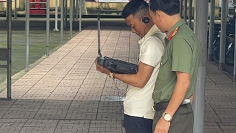 경찰, 고등학교 졸업시험장 진입 막기 위해 이상한 파도 수색