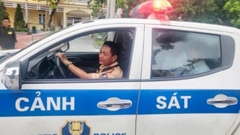 Cảnh sát giao thông Hải Dương đưa thí sinh bị co cứng tay chân đi cấp cứu kịp thời trước giờ thi