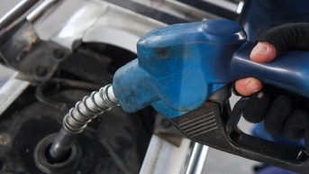 Lý do gì khiến giá xăng liên tục tăng?