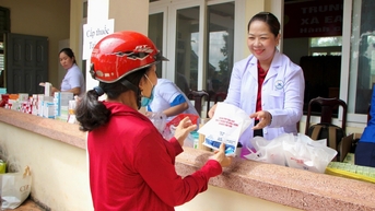 Khám bệnh, cấp thuốc miễn phí cho hơn 1.500 lượt người dân xã Ea Kiết