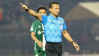 2 trọng tài Malaysia từ play-off ‘chạy sang’ chung kết Cúp quốc gia: Chứng kiến HLV Polking vô địch?