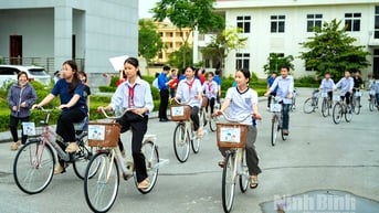 Nâng bước em tới trường