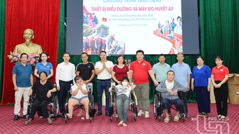 ប្រគល់ឧបករណ៍ពេទ្យជិត ៤០០ ដល់ជនក្រីក្រនៅស្រុក Dinh Hoa