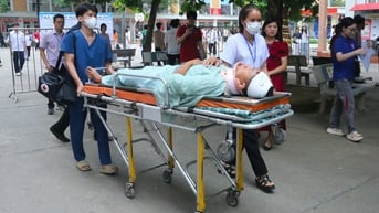 Nam sinh nằm cáng làm bài thi tốt nghiệp THPT vì gặp tai nạn giao thông sau ngày thi đầu