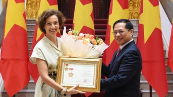 អគ្គនាយក UNESCO ទទួលមេដាយ “ដើម្បីបុព្វហេតុការទូតវៀតណាម”