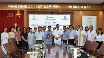 Trao tặng thẻ bảo hiểm y tế cho người còn khó khăn - Gieo nhân ái, lan tỏa yêu thương