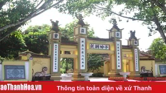 Phía sau cổng làng