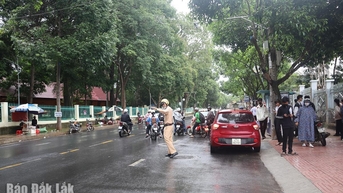 នគរបាល​ចរាចរណ៍​ក្រុង​ដាក​ឡាក់​ខិតខំ​ប្រឹងប្រែង​ដើម្បី​សុវត្ថិភាព​ក្នុង​រដូវ​ប្រឡង