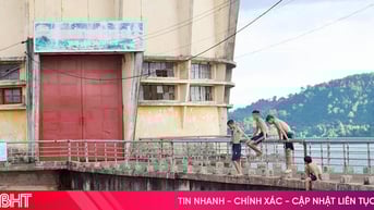Không áo phao, nhiều học sinh vô tư tắm trong hồ Kẻ Gỗ và kênh chính