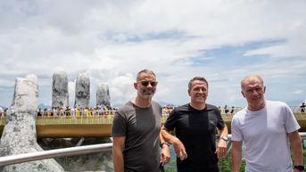 Huyền thoại MU Michael Owen, Ryan Gigg checkin cầu Vàng Đà Nẵng