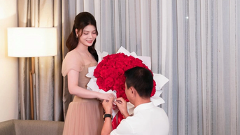 HLV Văn Sỹ Sơn quỳ gối cầu hôn bạn gái