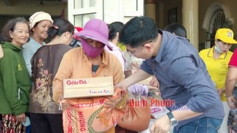 Chơn Thành: 250 phần quà trao tặng người dân khó khăn