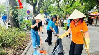 Phụ nữ 126 xã, phường ra quân vệ sinh môi trường