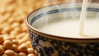 Uống sữa đậu nành mỗi ngày: lợi hay hại cho người tiểu đường?