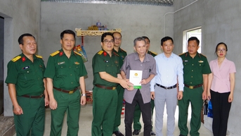 Bệnh viện Quân y 103 trao tiền hỗ trợ xây nhà Đại đoàn kết tại huyện Thạch An - Báo Cao Bằng điện tử