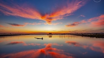 Ngắm Đầm Chuồn đỏ rực lúc bình mình
