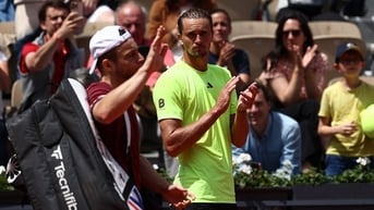 Alexander Zverev 'đi dạo' vào tứ kết Roland Garros