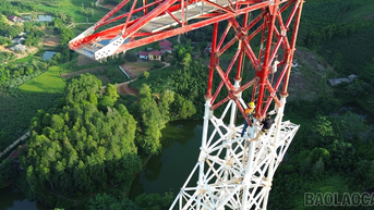 Gấp rút lắp cột thép đường dây 500kV Lào Cai - Vĩnh Yên trước mùa mưa
