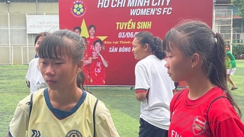 Cặp song sinh nức nở trong ngày tuyển sinh CLB nữ TP HCM
