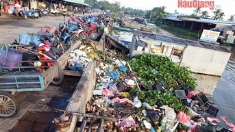 Rác thải bủa vây kênh Cái Nhúc đoạn chợ Vị Thanh