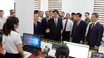 Chủ nhiệm Ủy ban Kiểm tra Trung ương Nguyễn Duy Ngọc thăm, động viên cán bộ, công chức, viên chức phường Bắc Giang