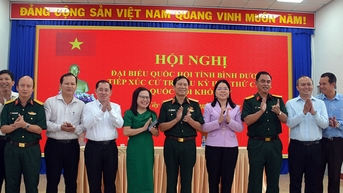 នាយឧត្តមសេនីយ៍ Nguyen Tan Cuong បានជួបជាមួយអ្នកបោះឆ្នោតនៅទីក្រុង Binh ...