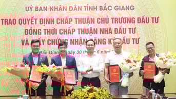 Trao 4 quyết định chấp thuận chủ trương đầu tư và giấy chứng nhận đầu tư