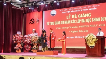 Học viện Báo chí và Tuyên truyền trao bằng tốt nghiệp cho 1.800 sinh viên