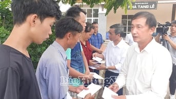 Phó Chủ tịch UBND tỉnh Nguyễn Hùng Nam thăm, động viên các gia đình nạn nhân vụ cháy