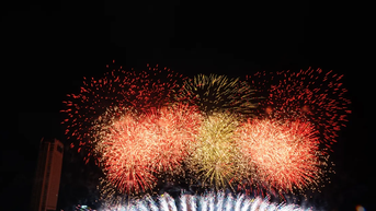 មនុស្សរាប់ម៉ឺននាក់រីករាយនឹងរាត្រីសិល្បៈកាំជ្រួចនៅទន្លេហាន