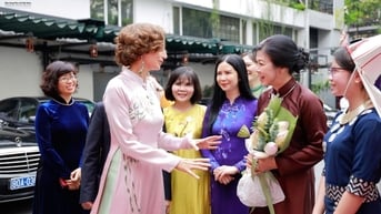 Phu nhân Ngô Phương Ly và Tổng Giám đốc UNESCO tham dự triển lãm ảnh “Chúng tôi có thể”
